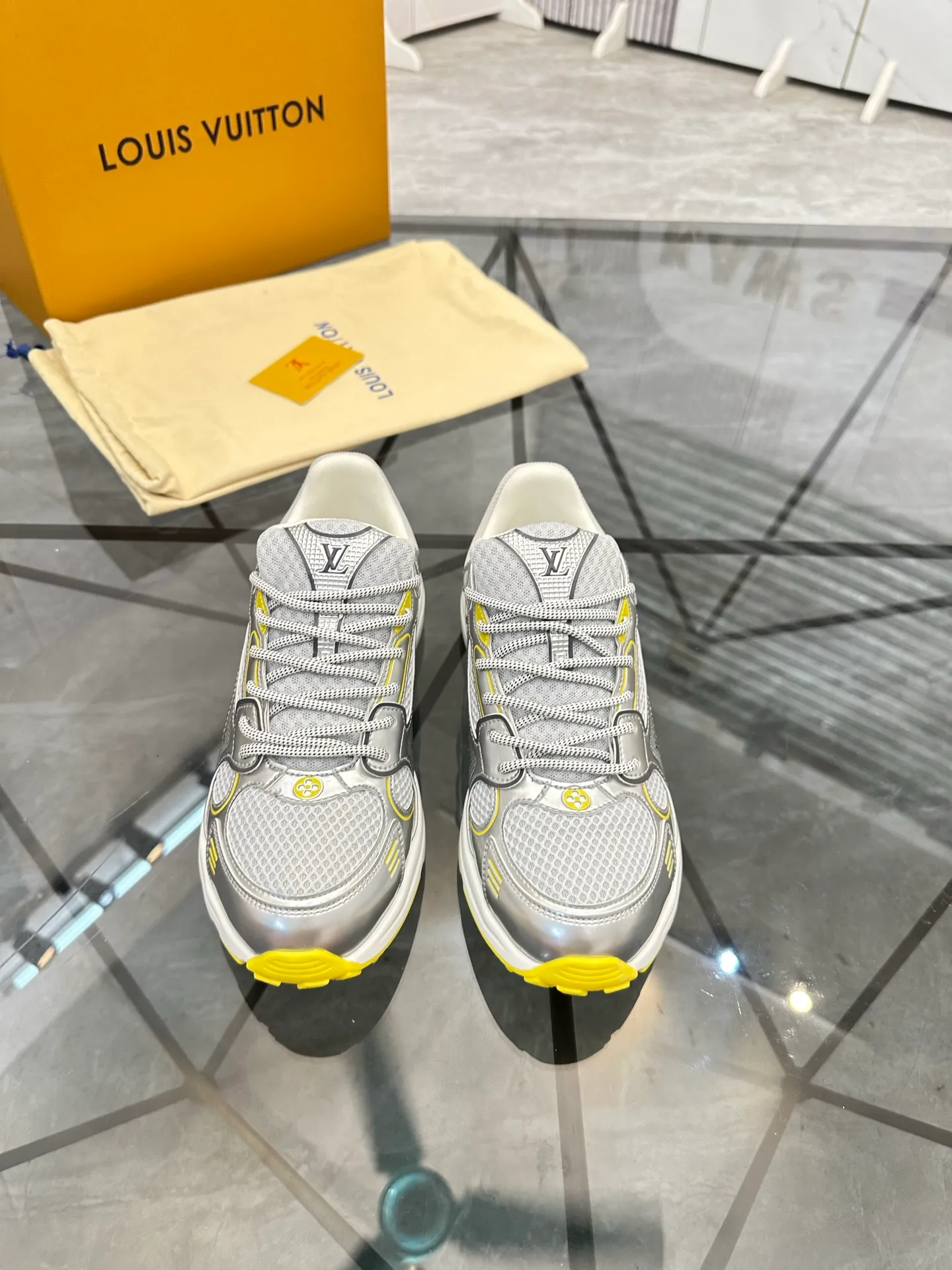 Men's shoes: 💰P660¥ Top quality Product trademark: LV* "Louis Vuitton*" low-top casual shoes Regular size: 35-44 (can be customized to 45.46) Couple style Product materials: Upper imported cowhide stitching original material, breathable lining, original outsole. Number: H218